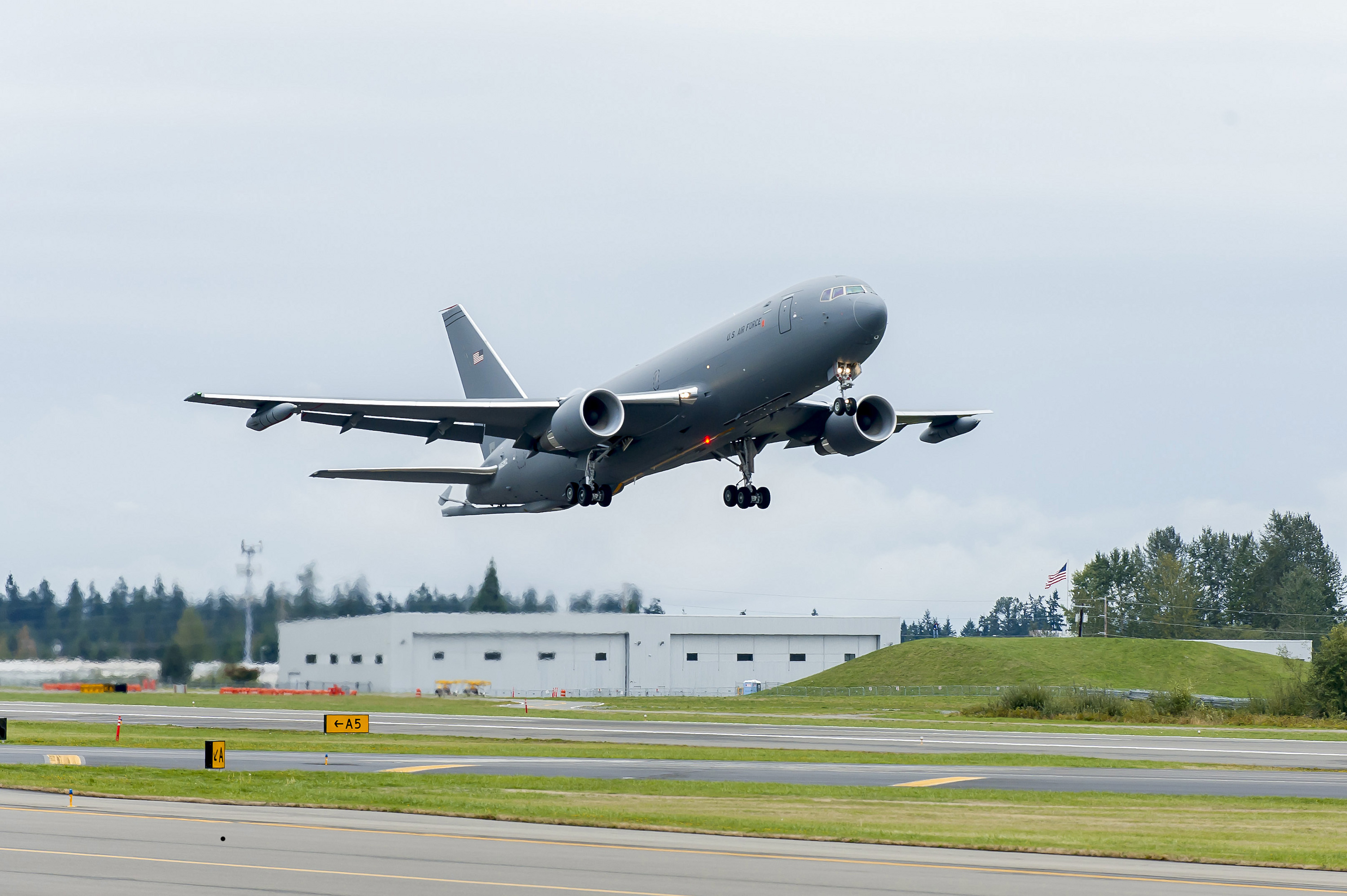KC-46A空中加油機(jī)首飛成功