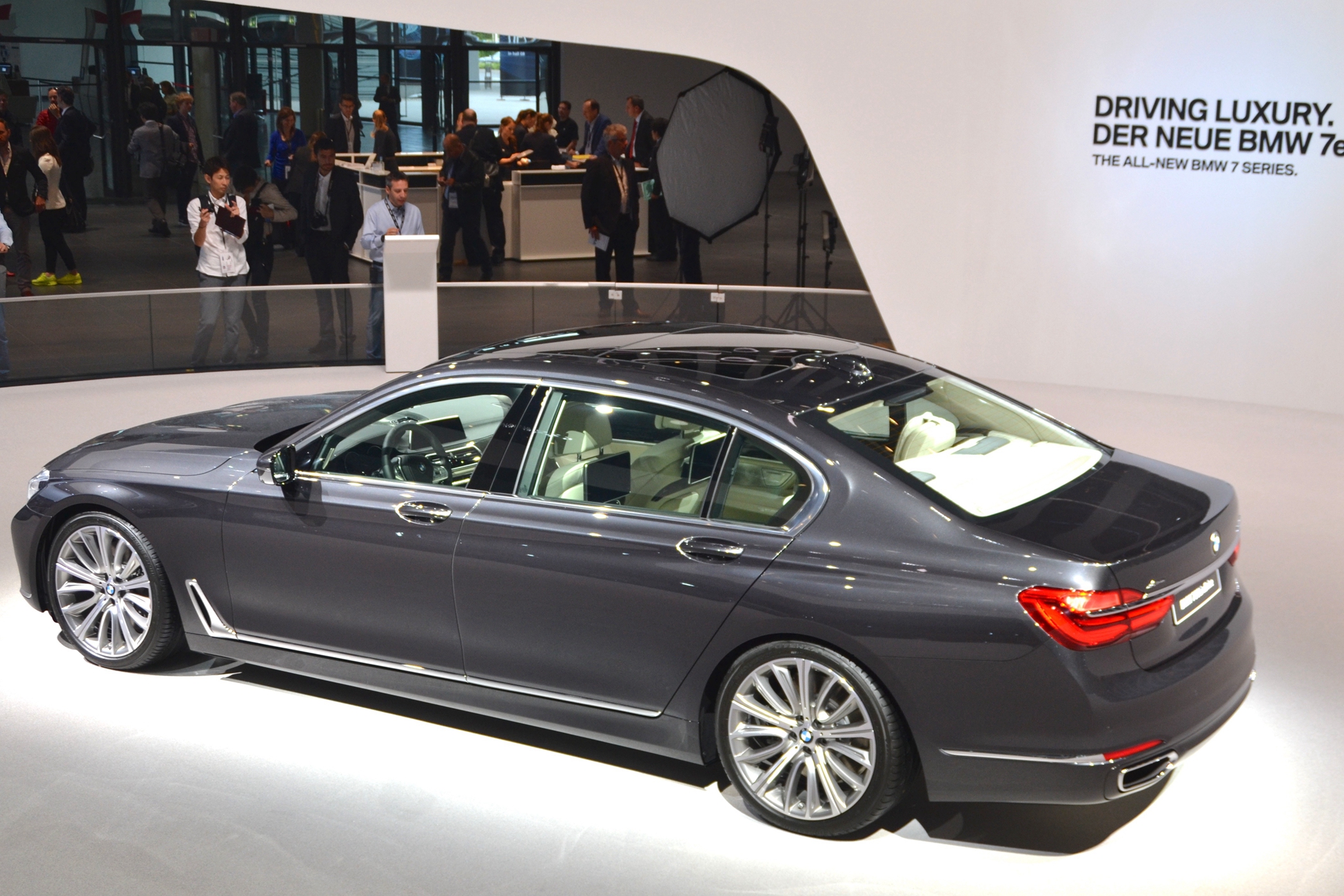 寶馬7系實現(xiàn)減重并提升科技含量